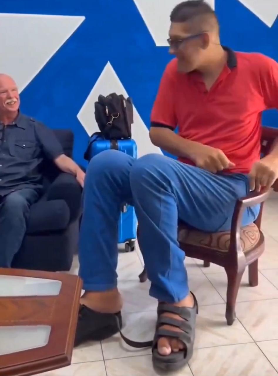 Alemanes donan zapatos a Jeison Rdodríguez, hombre con los pies más grandes del mundo