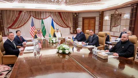 Delegaciones-de-Ucrania-y-Estados-Unidos-en-Arabia-Saudit