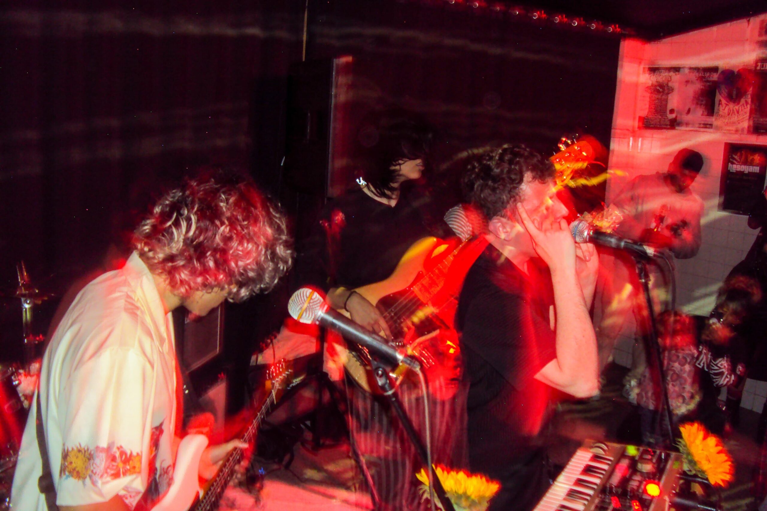 En "Todas las Flores": Bandas independientes se tomaron Bogotá en La Roma Records