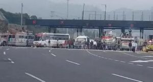 Colapsan-vía-Bogotá-Girardot-en-peaje-de-Chusacá