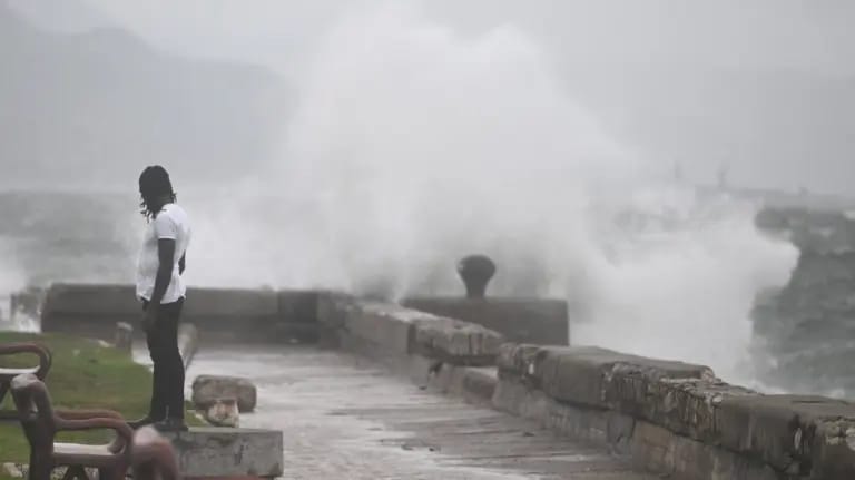 Jamaica en total emergencia por llegada de huracán Melissa