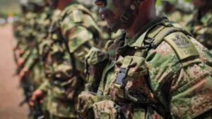 Un militar muere y 10 resultan heridos en atentado de disidencia en Cauca