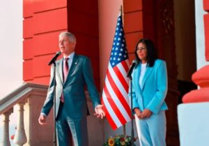 Chris Wright, secretario de Energía de EE.UU. y Delcy Rodríguez presidenta de Venezuela