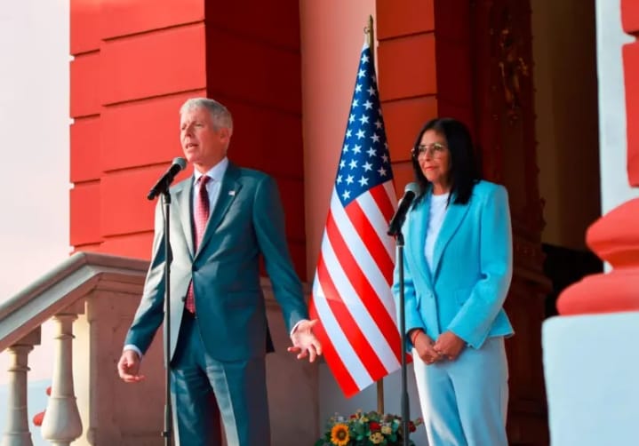 Chris Wright, secretario de Energía de EE.UU. y Delcy Rodríguez presidenta de Venezuela